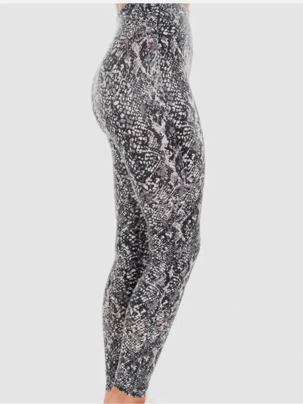Spanx Faux Leather Snakeskin Shine Leggings Sz Small Snake Grey pattern